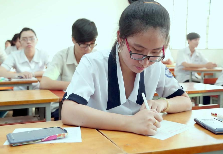 Vu 3.000 hoc sinh Ha Noi thi lai mon Toan: Thanh tra quy trinh ra de hinh anh