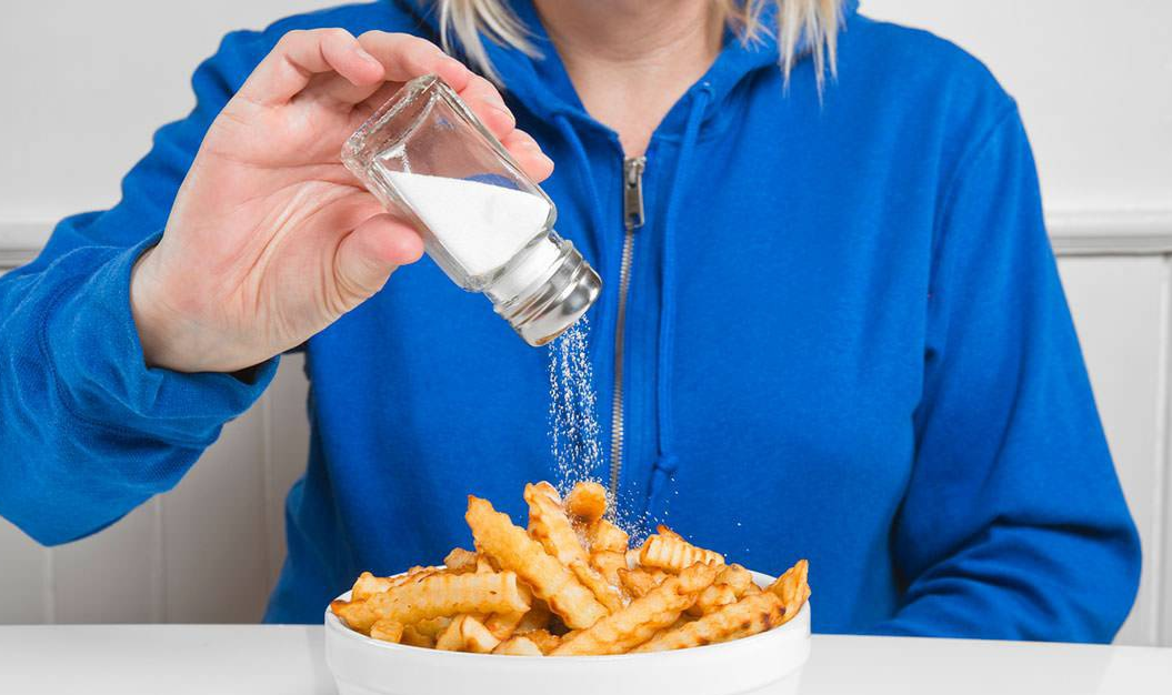 6 dau hieu canh bao ban dang an qua man hinh anh