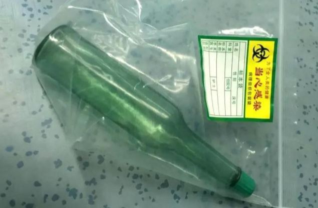 Chai nuoc dai 18 cm mac ket trong hau mon nam benh nhan hinh anh