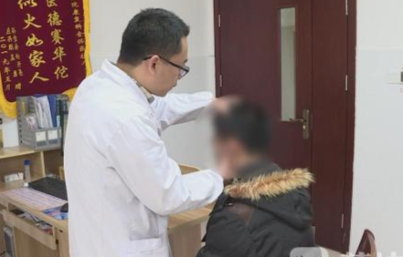 Bi trat ham, khong khep duoc mieng vi cuoi qua to hinh anh