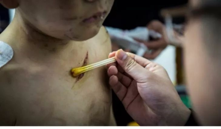 Be trai bi me bao hanh: 'Con chi con moi me thoi' hinh anh