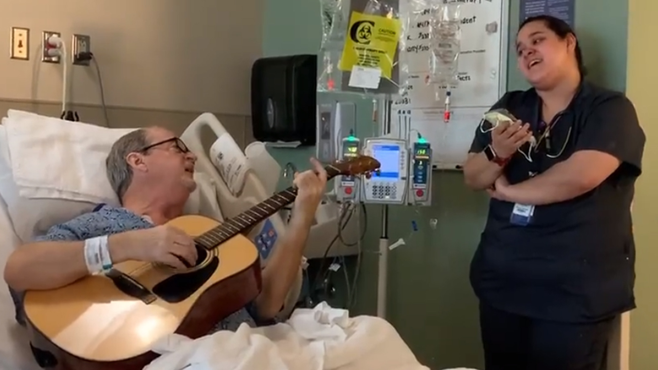 Benh nhan ung thu va y ta song ca mung Giang sinh hinh anh