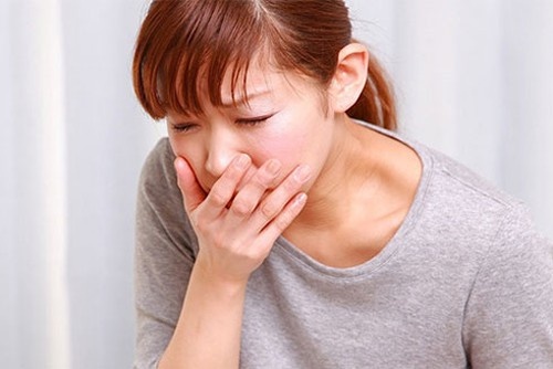 Nhap vien vi dung ong nhua kich non de giam can hinh anh