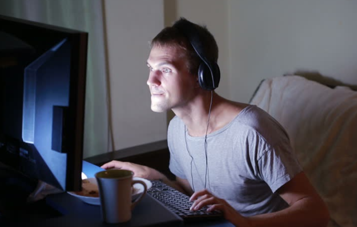 Nam thanh nien bi nhoi mau co tim vi su dung may tinh suot dem hinh anh