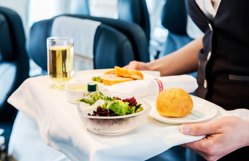 Tai sao ban thay do an tren may bay khong ngon? hinh anh