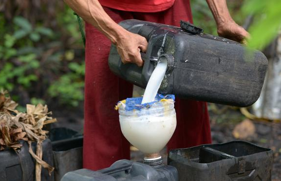 11 nguoi chet, 300 nguoi nhap vien sau khi uong ruou dua hinh anh