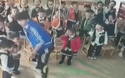 Giao vien mam non phat 30 tre tu tat manh vao mieng hinh anh