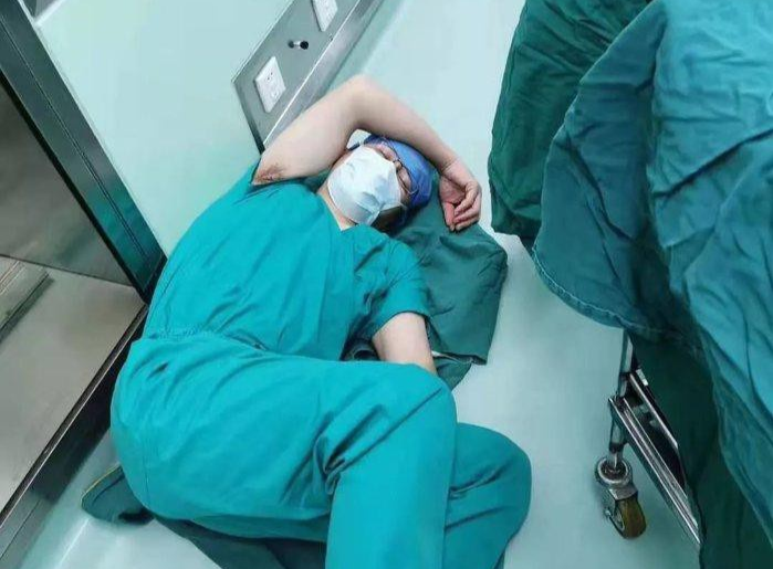 Bac si ngu guc tren san sau khi thuc hien 4 ca phau thuat lien tuc hinh anh