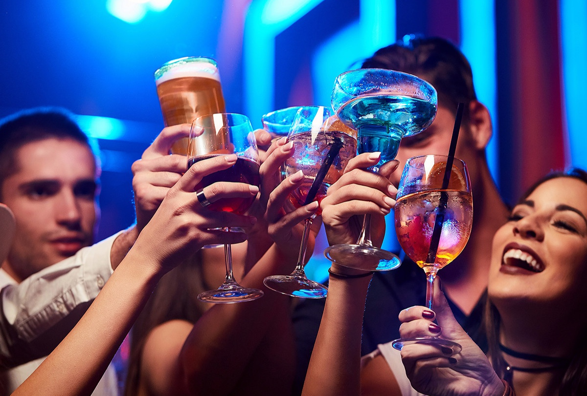 Uong cung luong ruou, nong do con o nam va nu khac nhau the nao? hinh anh