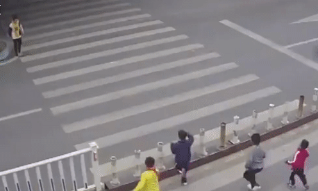 Hai cau be bi oto dam vi chay sang duong qua nhanh hinh anh