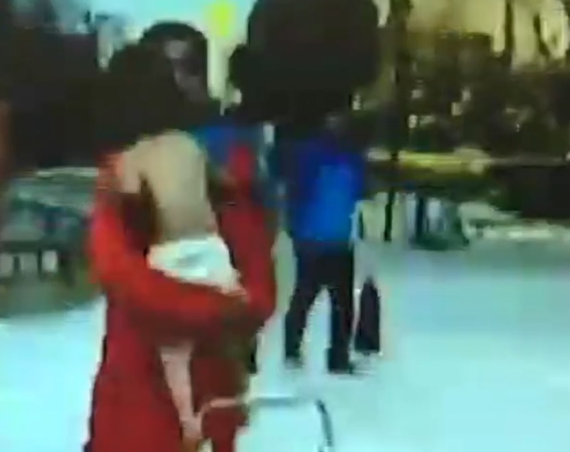 Be gai 2 tuoi bi me bat coi tran giua troi lanh hinh anh