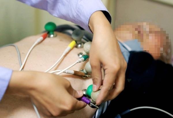 Nen dau thuong, vo hien tang cua chong da mat hinh anh