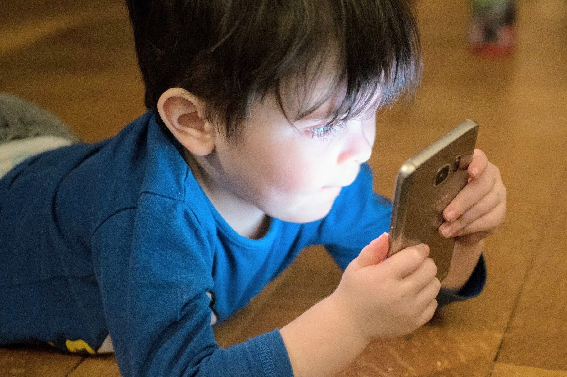 Tac hai khon luong khi cho tre su dung dien thoai hinh anh