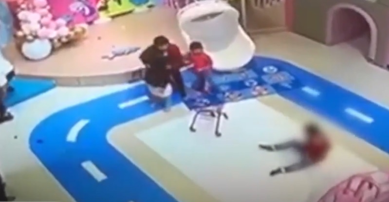 Nguoi dan ong nem be trai vi tranh gianh do choi voi con minh hinh anh