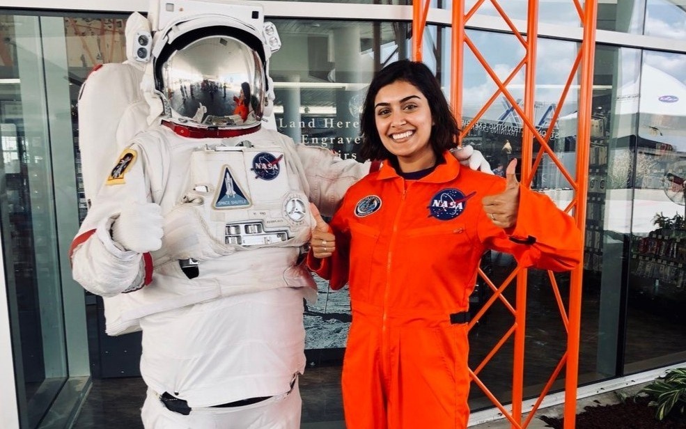 Tai sao phi hanh gia thuong mac mau trang va cam? hinh anh