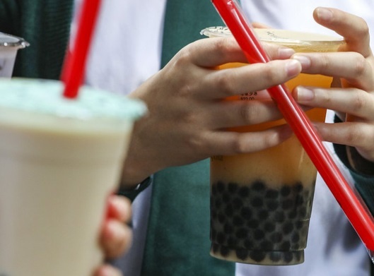 Cau be bi tac ruot vi thuong xuyen uong tra sua tran chau hinh anh