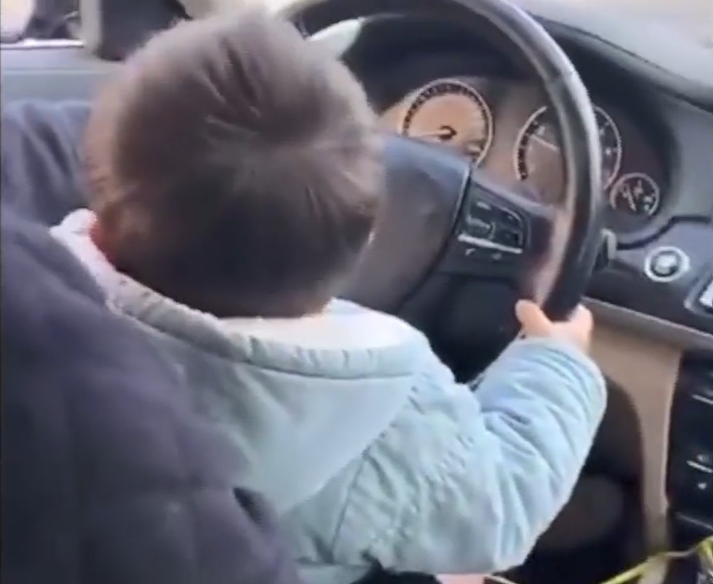 Ong bo de con 2 tuoi lai oto hinh anh