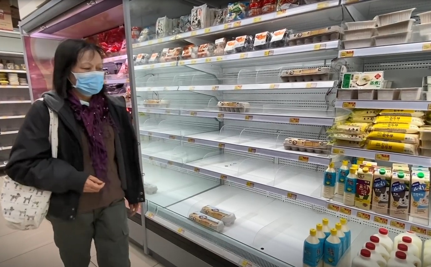 Nguoi Hong Kong du tru luong thuc, lam viec o nha tranh virus corona hinh anh