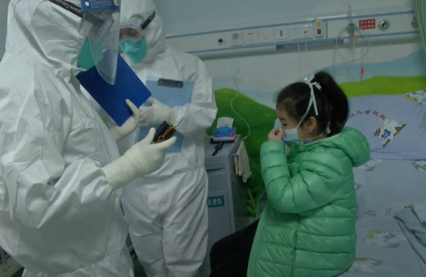 5 benh nhi nhiem virus corona xuat vien hinh anh