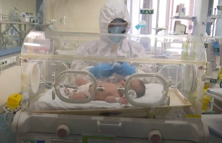 3 tre so sinh bi cach ly de xet nghiem virus corona hinh anh