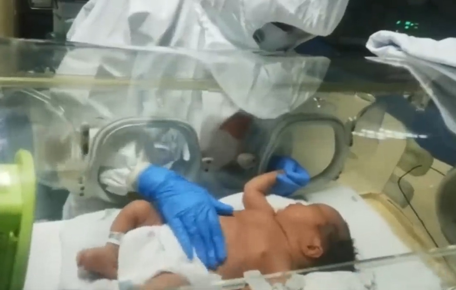 Me nhiem nCoV lan dau nhin mat con gai moi sinh qua dien thoai hinh anh