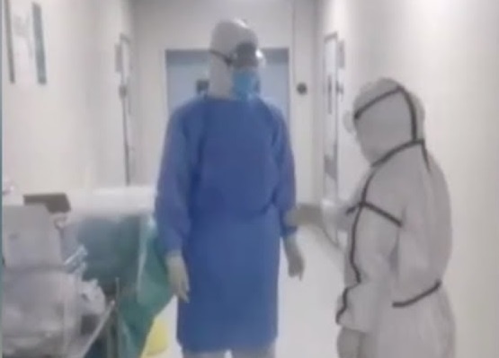 Vo chong y ta o Trung Quoc khong the om nhau de tranh lay nhiem nCoV hinh anh