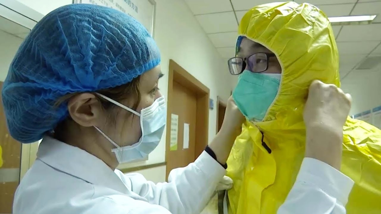 Mac ung thu, nu y ta truong van o lai Vu Han chong dich hinh anh