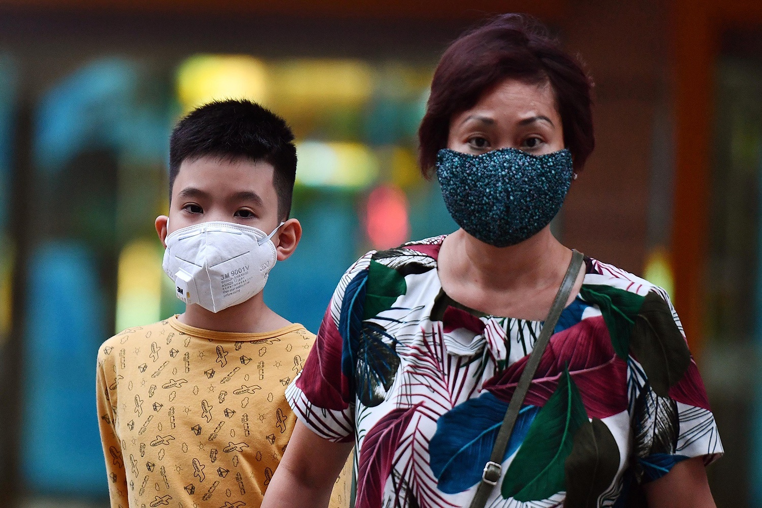 Phai ngan virus tu ngoai cong khi hoc sinh tro lai truong hinh anh
