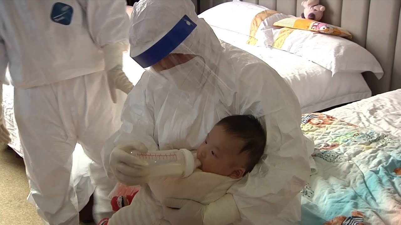 Bo me nhiem Covid-19, hai con duoc 9 y ta thay nhau cham soc hinh anh