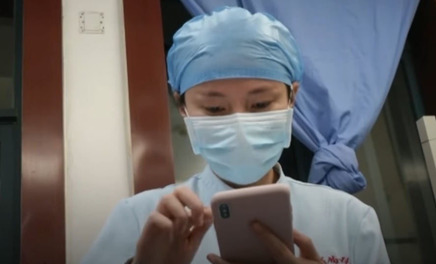 Cau be 6 tuoi an ui em trai khi me la y ta khong the ve nha hinh anh