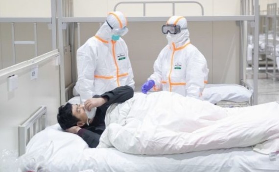 Benh nhan Covid-19 duoc cuu sau 2 lan ngung tim hinh anh