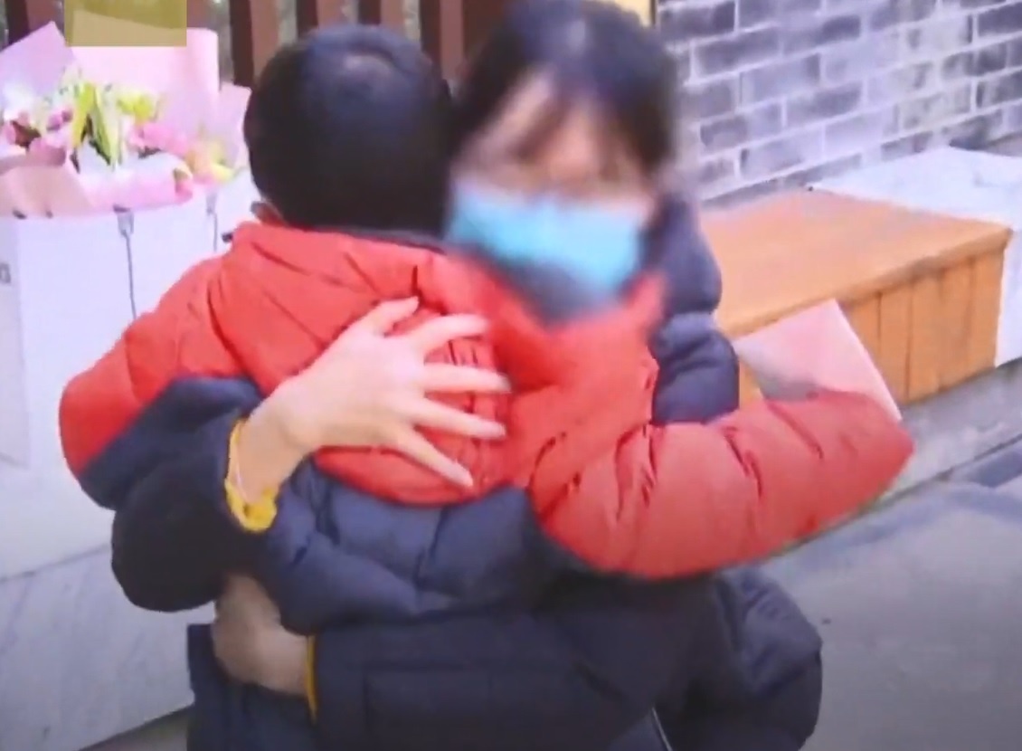 Khoanh khac xuc dong khi nguoi me nhiem Covid-19 om con trai hinh anh