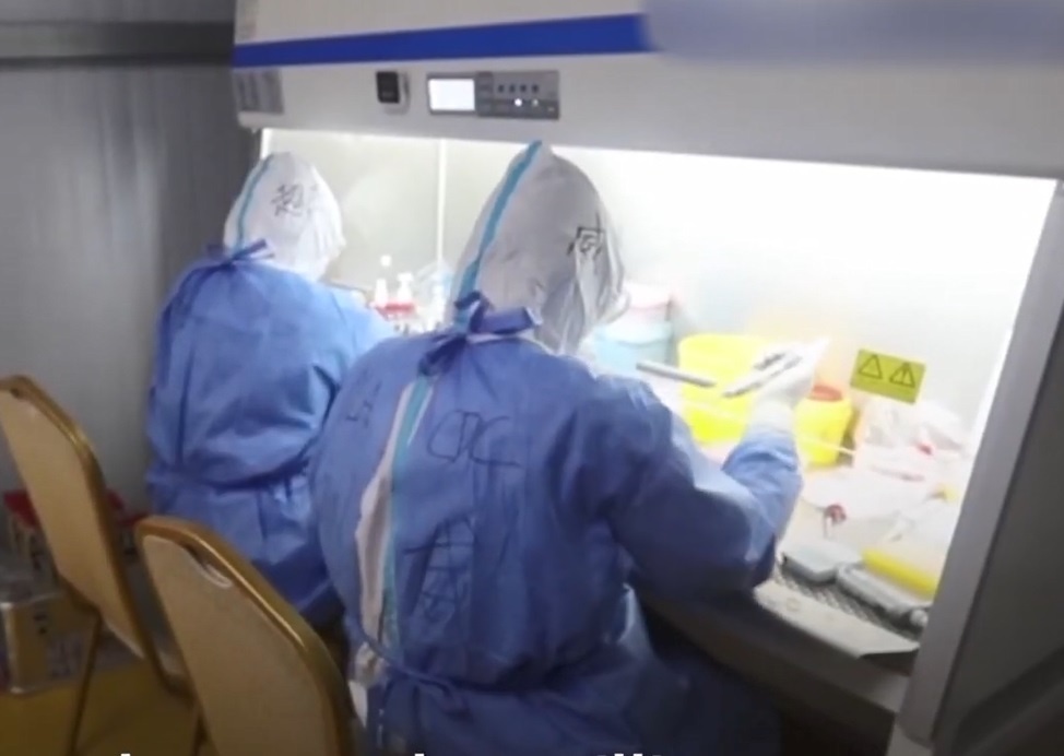 Ben trong phong xet nghiem Covid-19 o Vu Han hinh anh