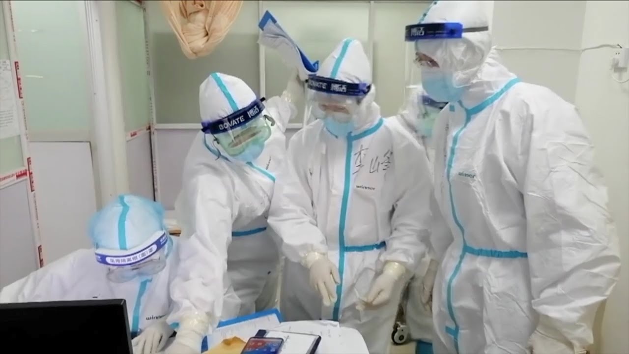 Bac si mac Covid-19 tro lai co vu benh nhan sau khi khoi benh hinh anh