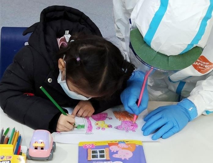 Y ta tro thanh giao vien day hoc cho tre nhiem Covid-19 hinh anh