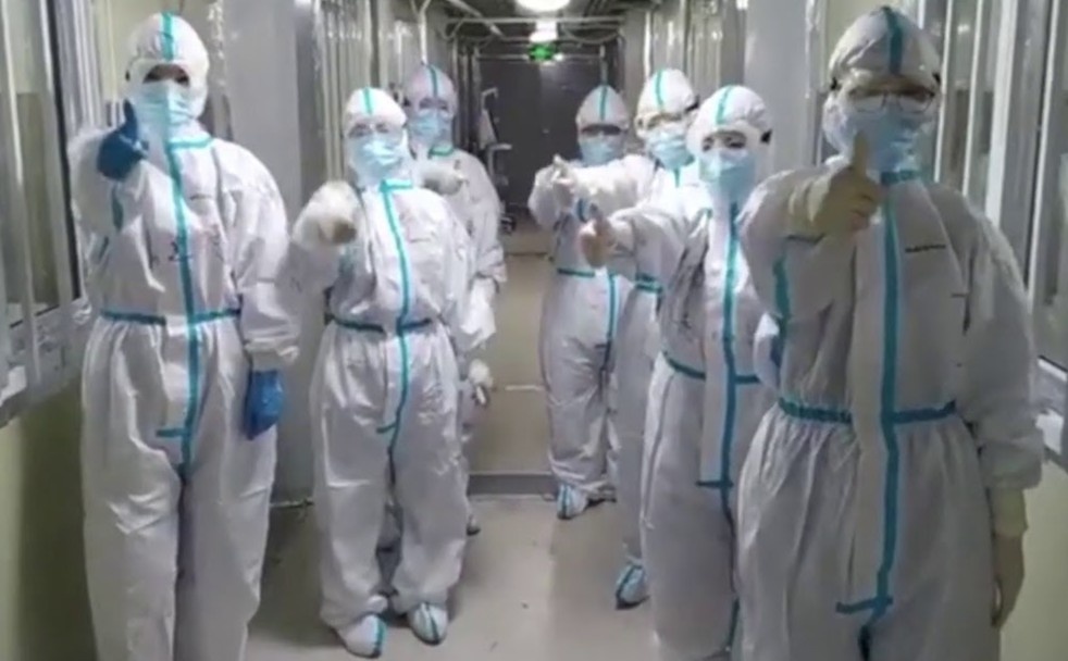 Bac si hoc ngon ngu ky hieu dong vien benh nhan Covid-19 khiem thinh hinh anh