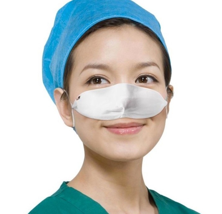 Khau trang che mui dung trong bua an anh 1