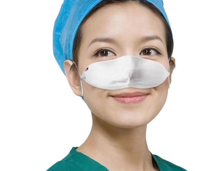 Y bac si Vu Han su dung khau trang che mui chuyen dung trong bua an hinh anh