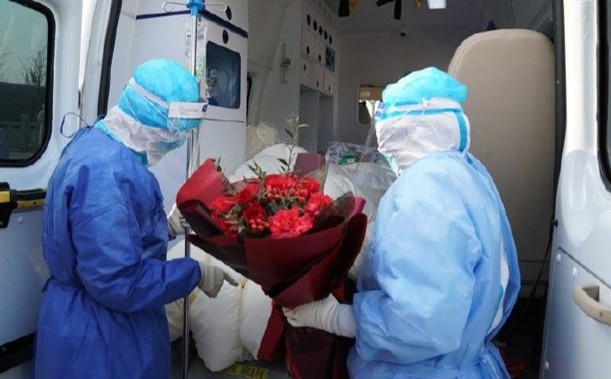 Cu ong 100 tuoi nhiem Covid-19 nang o Trung Quoc duoc xuat vien hinh anh