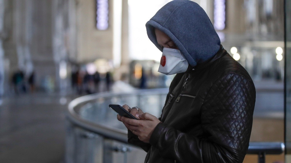 Cach ve sinh dien thoai, may tinh ngua lay lan virus corona hinh anh