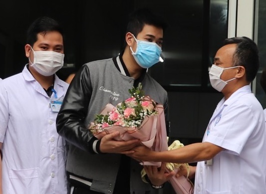 Benh nhan thu 18 mac Covid-19 o Viet Nam xuat vien hinh anh