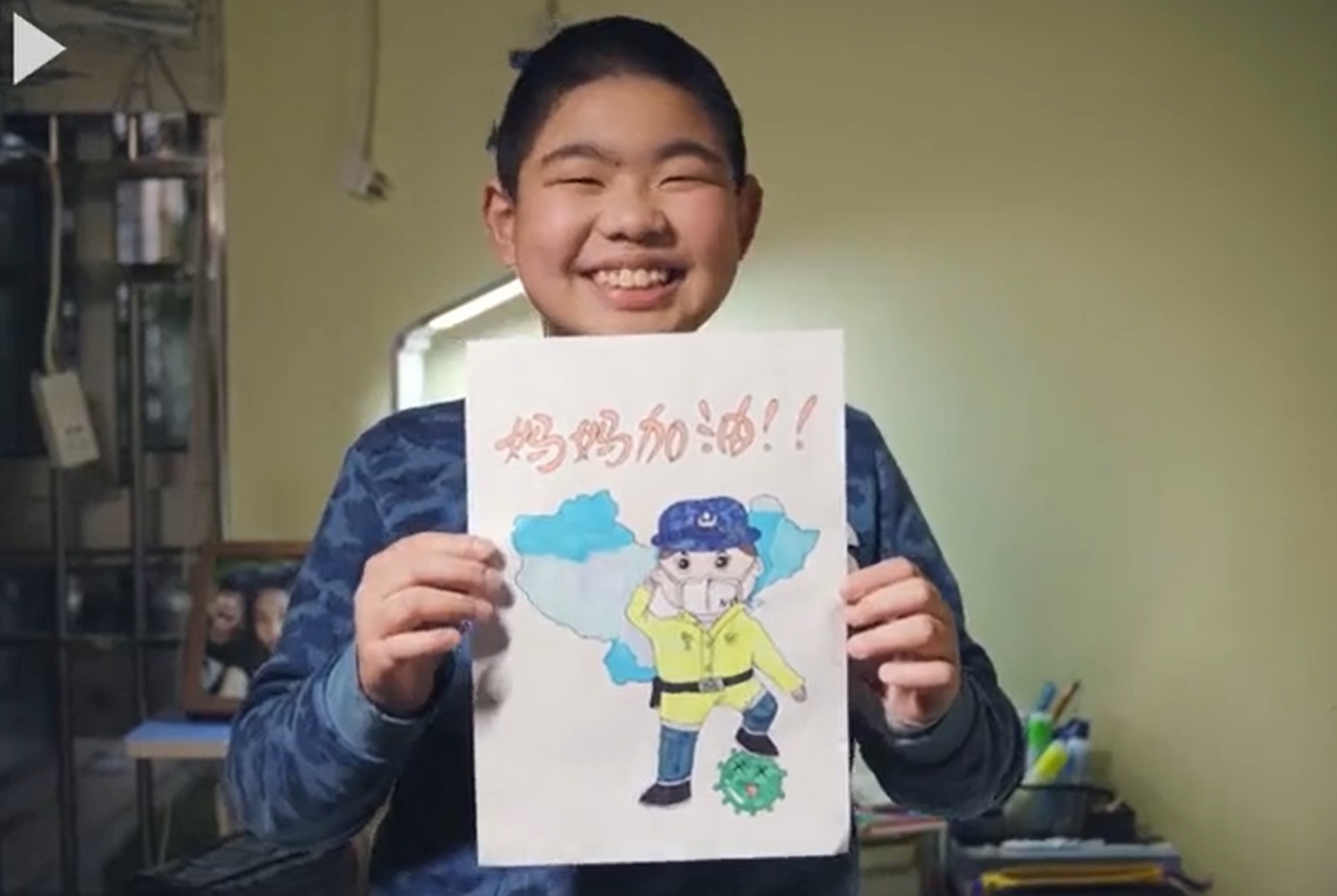 Cau be ve tranh dong vien me lam canh sat chong dich o Vu Han hinh anh