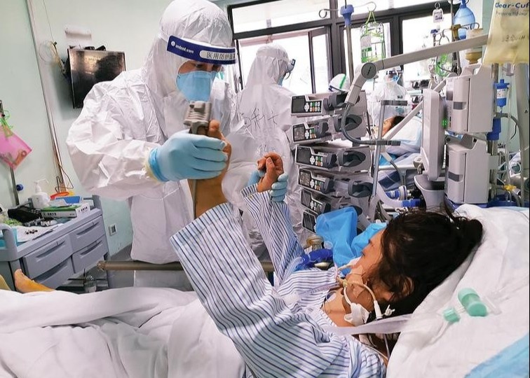 Cuoc chien gianh su song cho benh nhan Covid-19 nang hinh anh