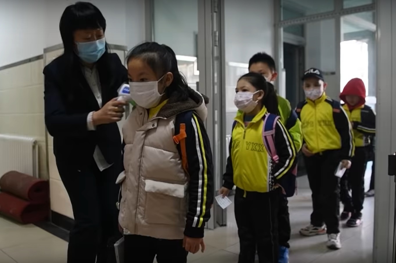 Hoc sinh Trung Quoc tro lai truong sau dai dich hinh anh