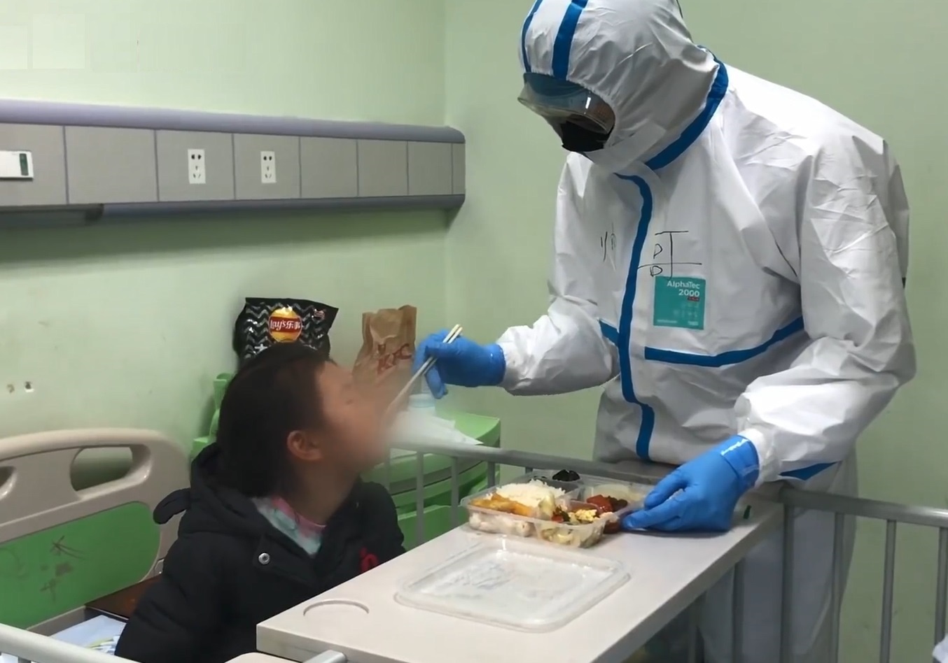 Ben trong noi dieu tri cho cac tre mac Covid-19 hinh anh