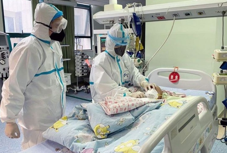 17 ngay gianh su song cho cau be mot tuoi mac Covid-19 nang hinh anh