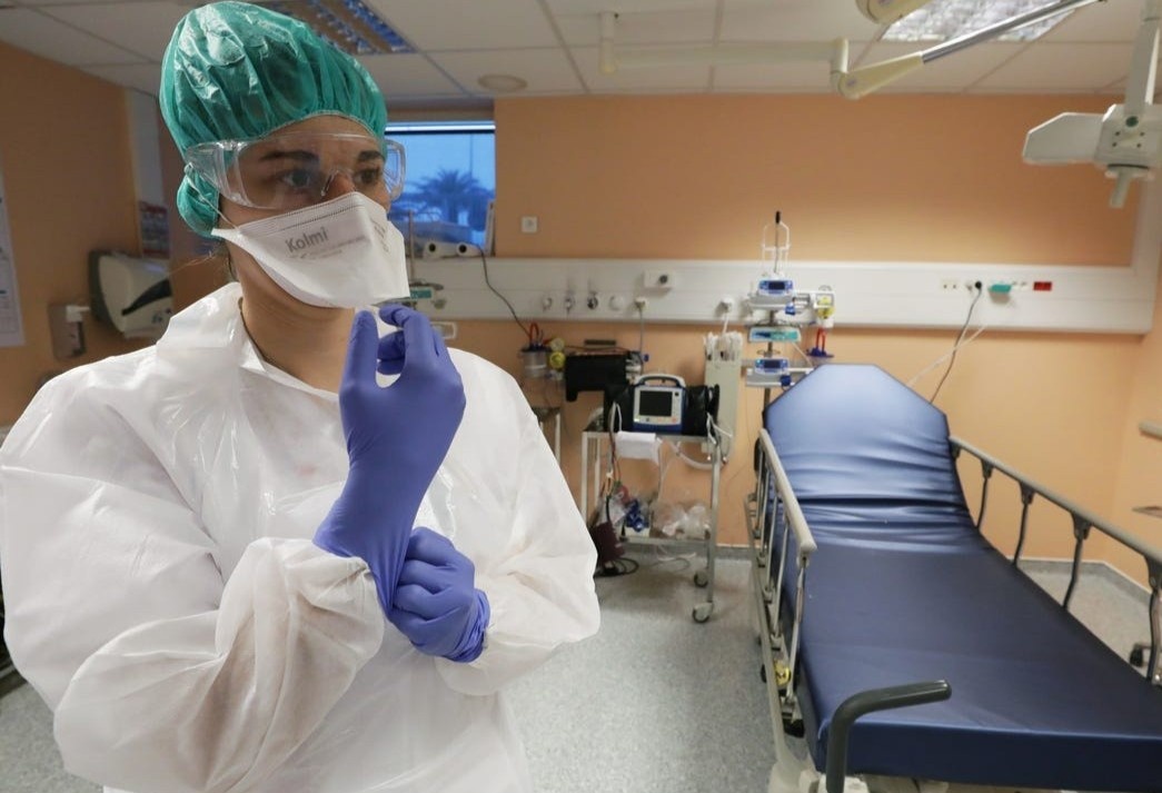 Bac si chong dich o New York: 'Nguoi tre tuoi nen o nha' hinh anh