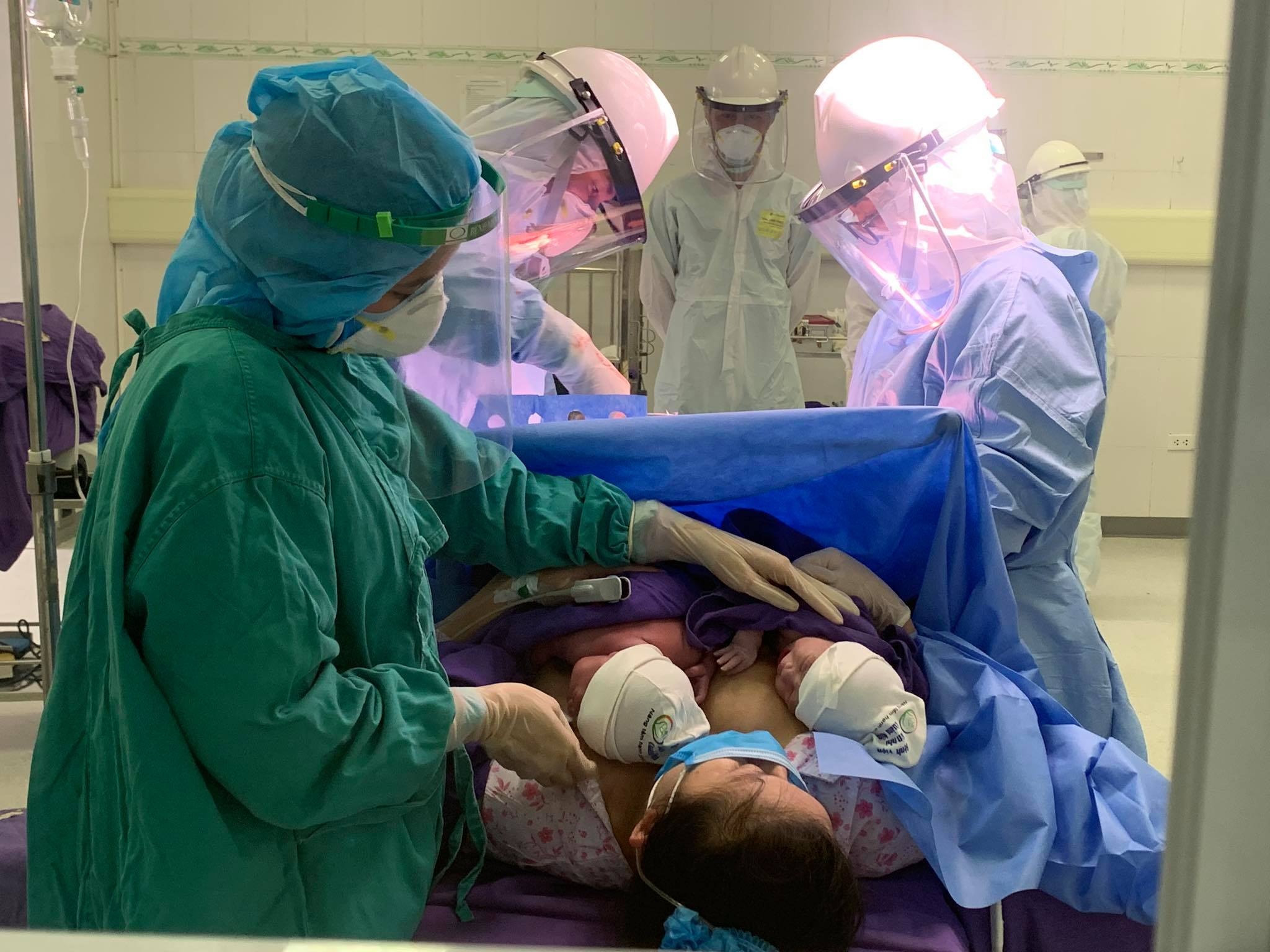 Song sinh chao doi trong khu cach ly anh 1