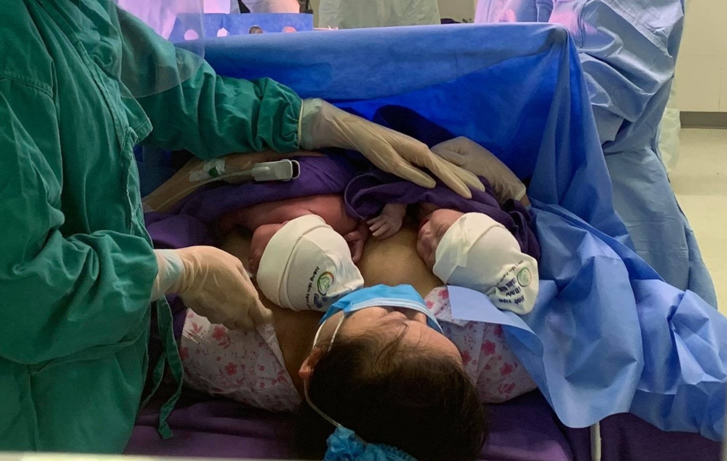 Cap song sinh chao doi trong khu cach ly hinh anh