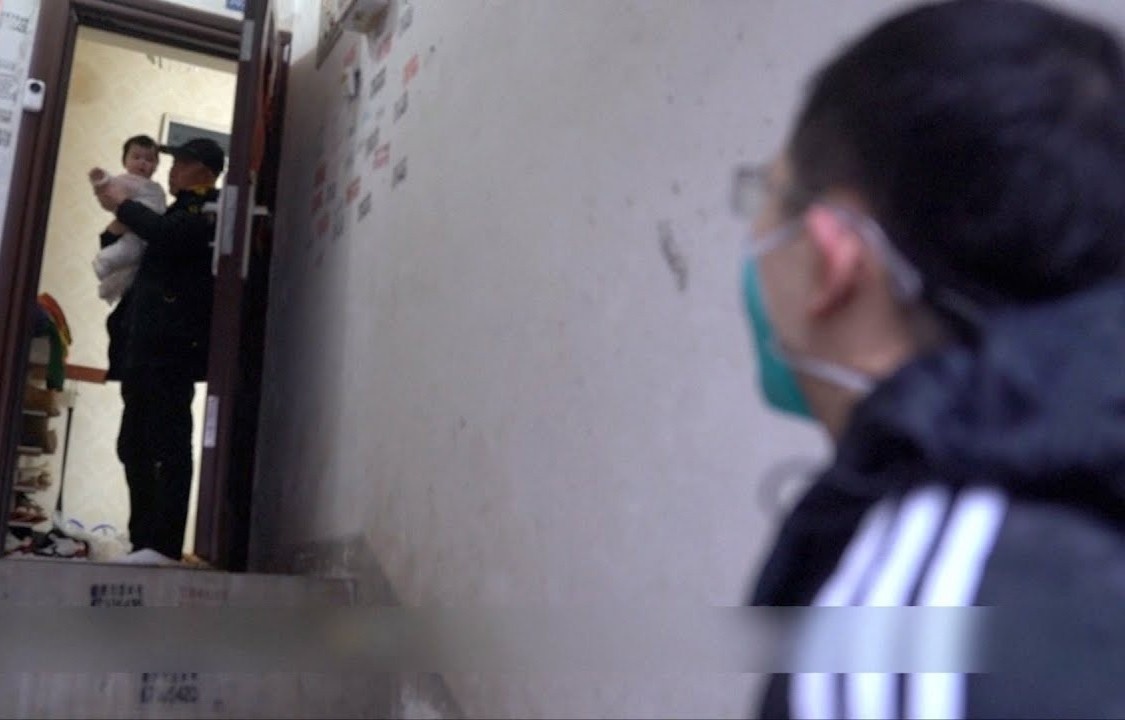 Bac si tuyen dau chong dich chi dam dung nhin con tu xa hinh anh